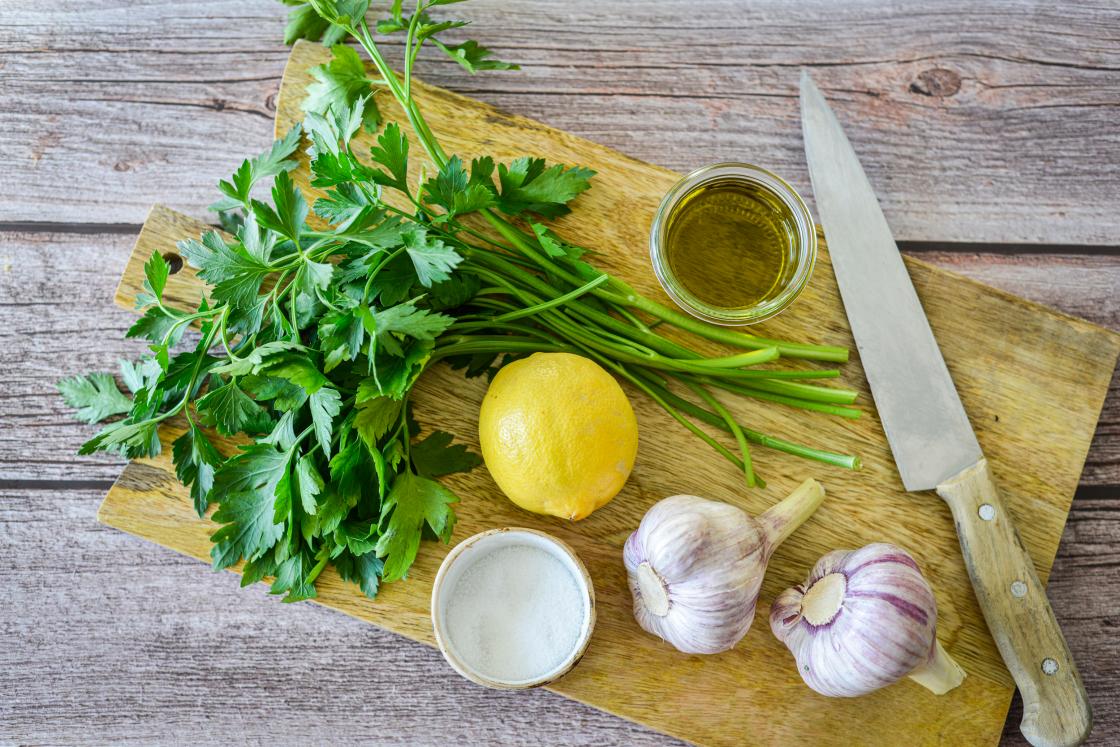 Grillitud räimed gremolata ja sibula-paprikasalatiga