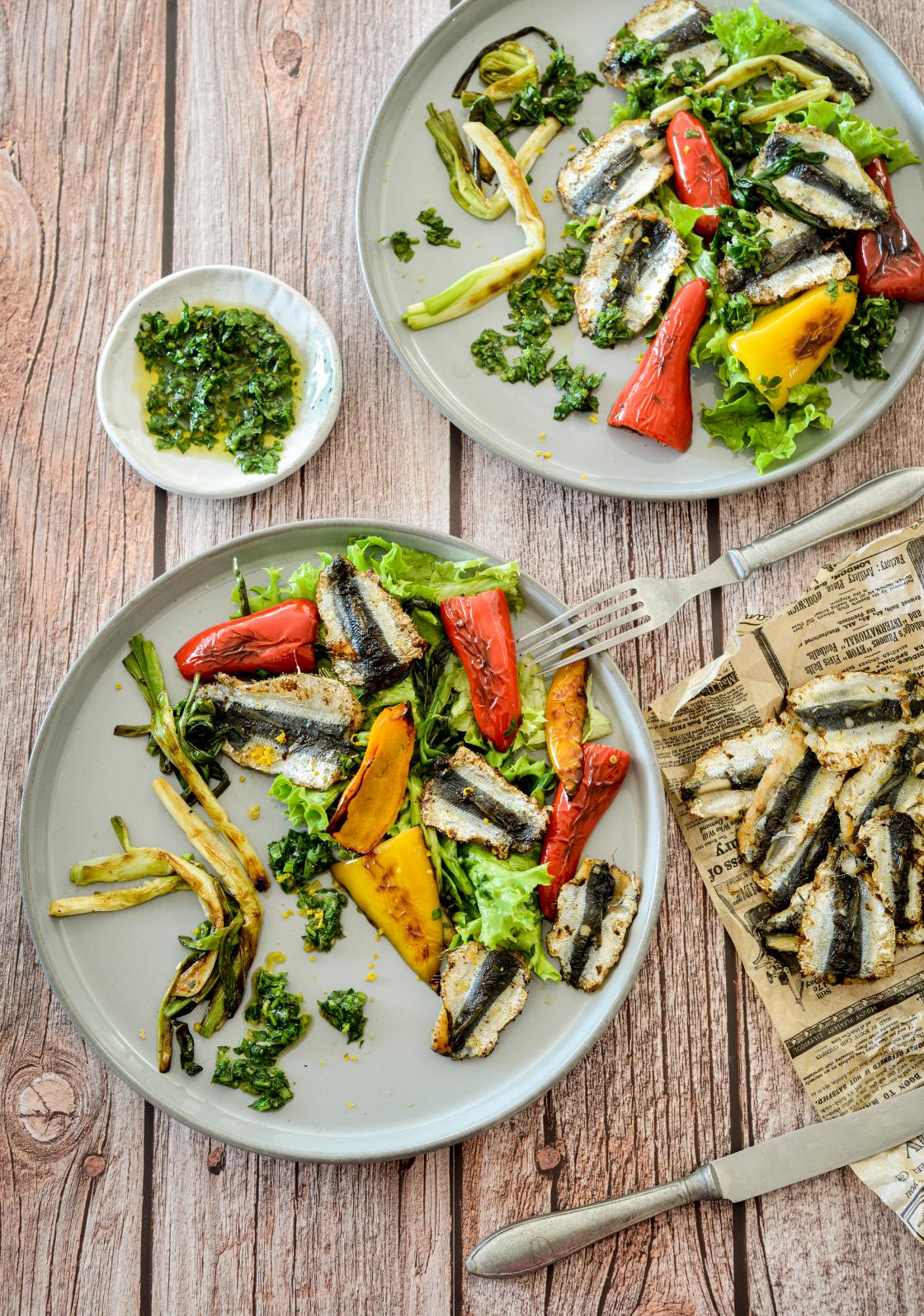 Grillitud räimed gremolata ja sibula-paprikasalatiga