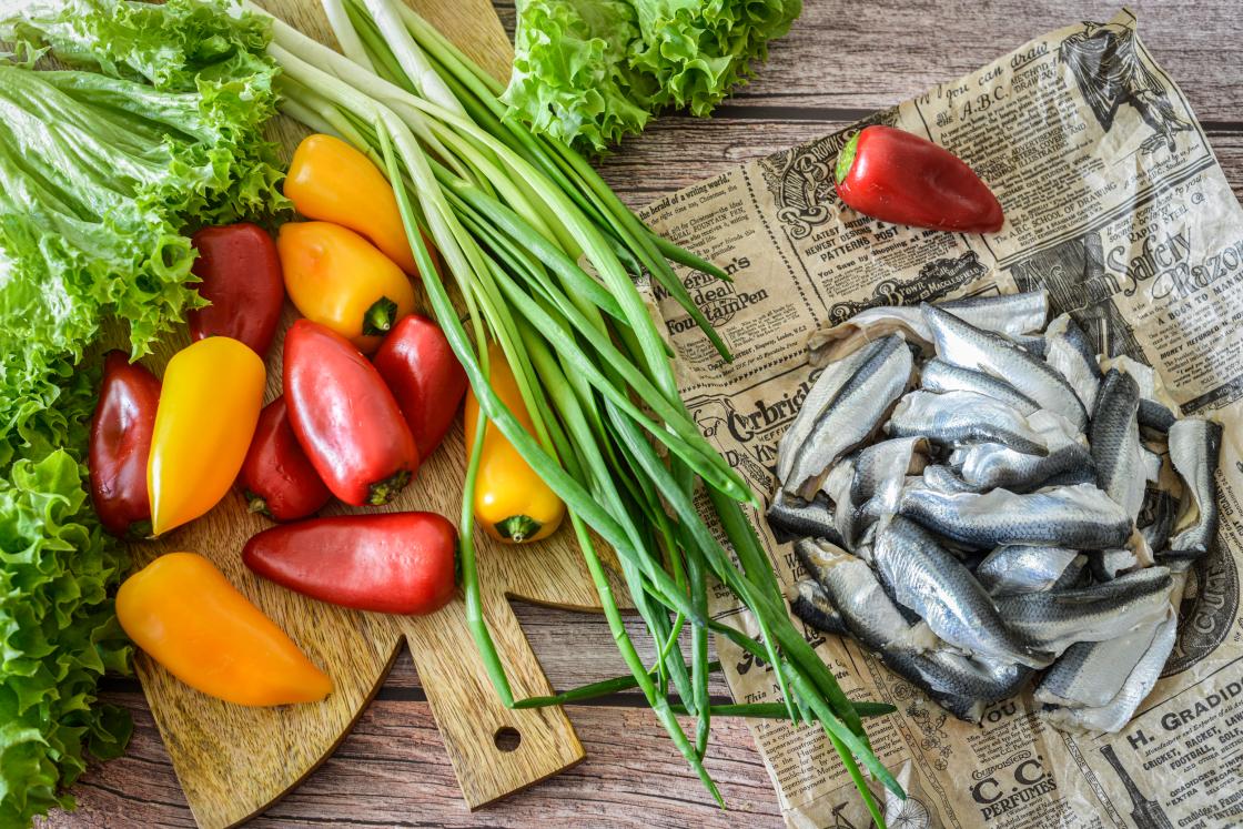 Grillitud räimed gremolata ja sibula-paprikasalatiga