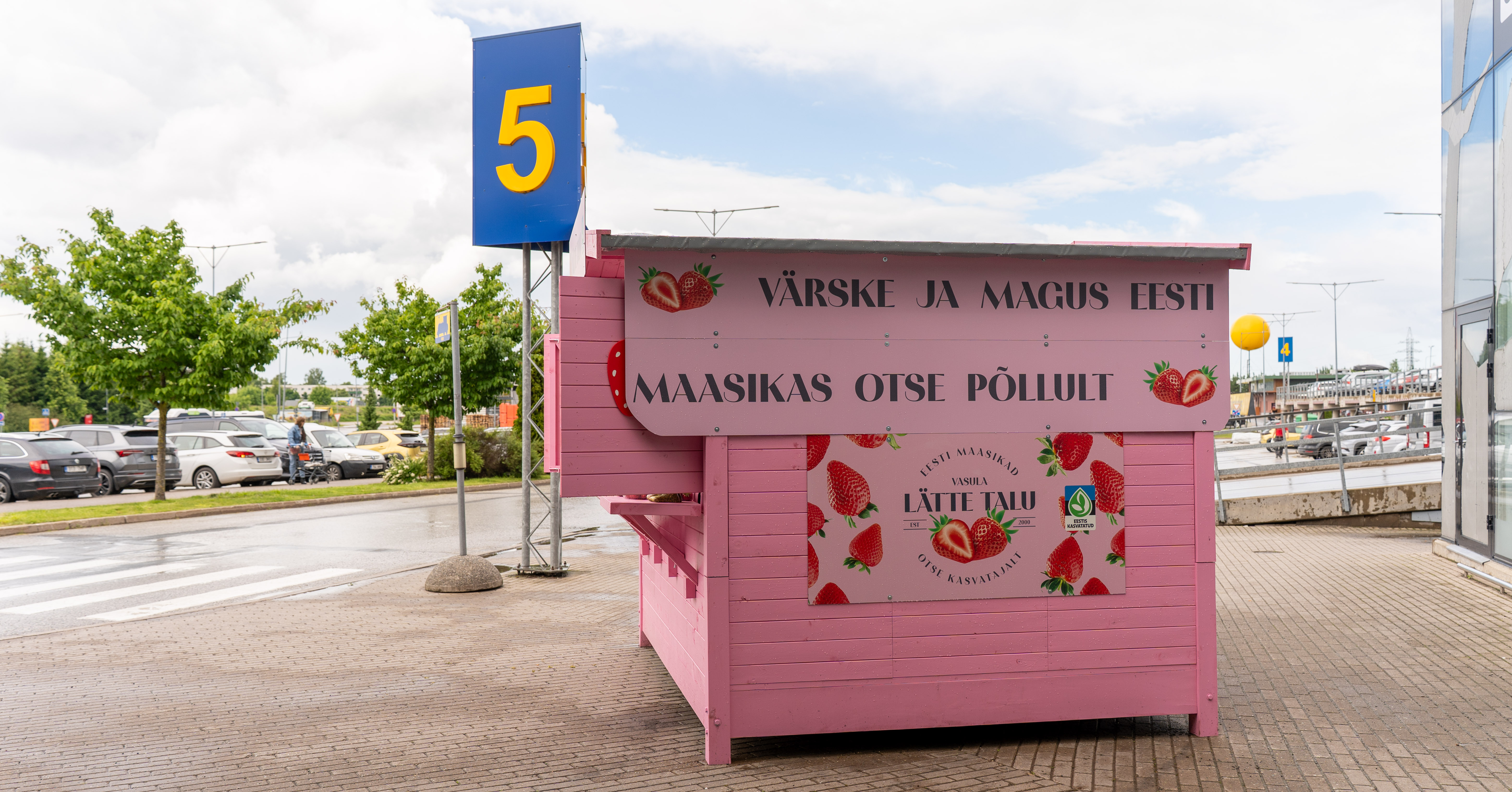 L&otilde;unakas avas uksed maasikakiosk